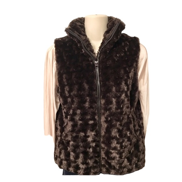 ❤️- Super Cute fully lined faux fur vest!  Size Small - Picture 2 of 3